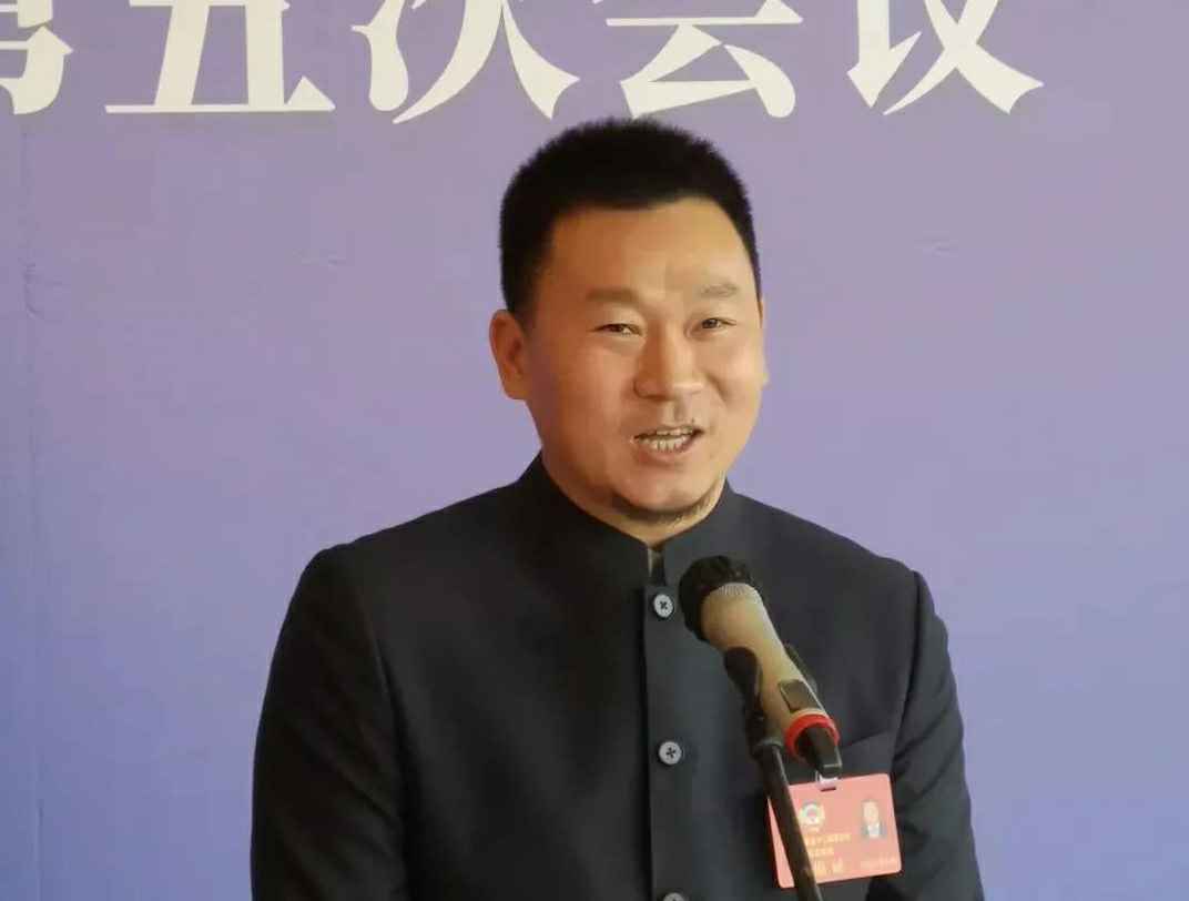 为进一步展示市政协团结、民主、开放、自信的形象，向市民和网友展示政协委员的履职风采，中山市政协十二届五次会议在2月4日上午开幕前开设“委员通道”，市政协委员、开云手机入口-开云online(中国)公司总经理陈朝阳走进“委员通道”，回应社会关切的问题。他就如何做好城市应急管理规划的问题进行发言，并回答记者提问。.jpg